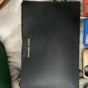 Back Michael Kors wristlet